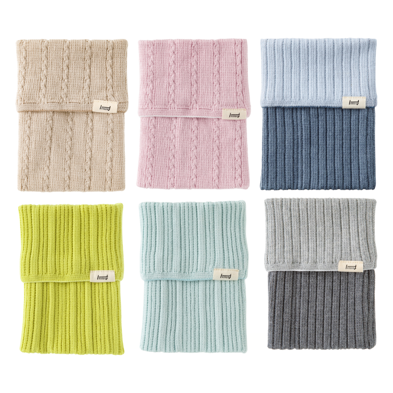 A Set of Midori Notebook’s HARAMAKI A6～B6 available in 6 colors. A soft cable-knit pouch with flap cover, designed to wrap around a planner like a belly warmer, with stretchable pockets for pens and small essentials.