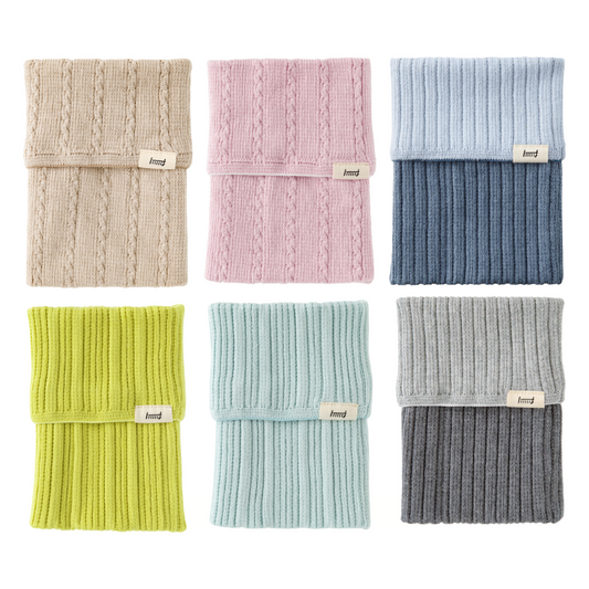 A Set of Midori Notebook’s HARAMAKI A6～B6 available in 6 colors. A soft cable-knit pouch with flap cover, designed to wrap around a planner like a belly warmer, with stretchable pockets for pens and small essentials.