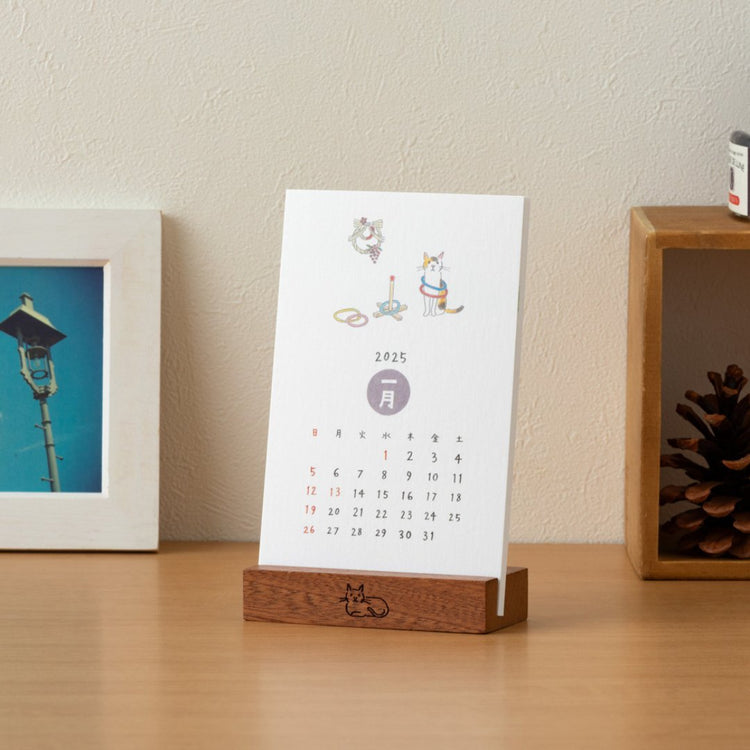 Midori Stand Calendar <2025> — Cat — flat lay