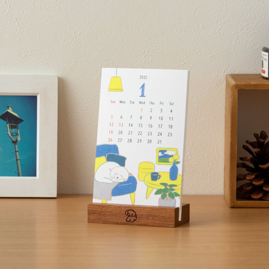 Midori Stand Calendar <2025> — Dog — flat lay