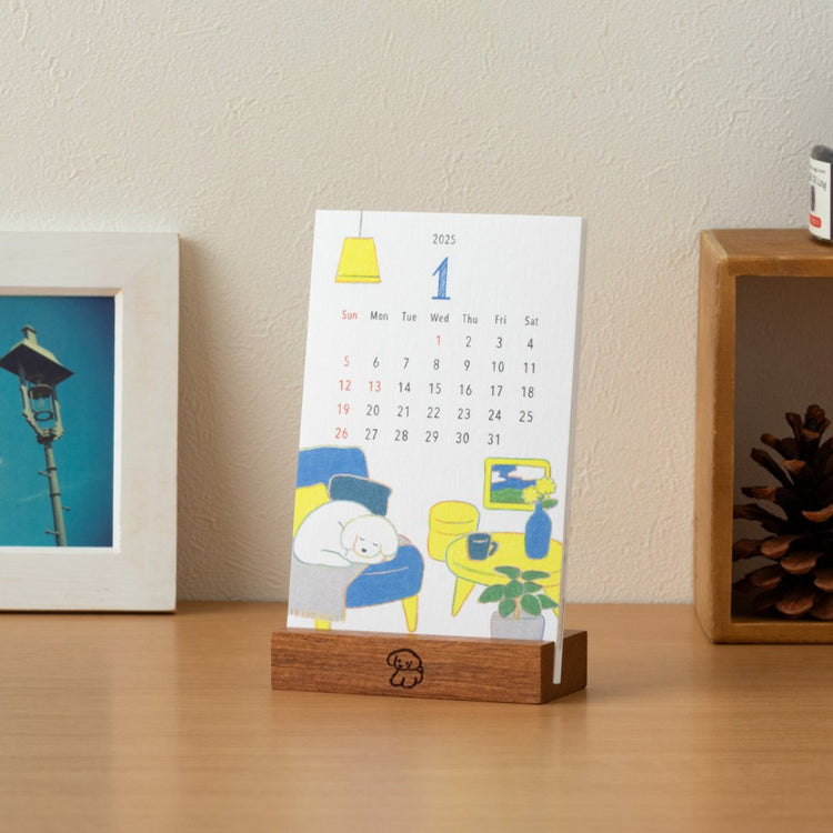 Midori Stand Calendar <2025> — Dog — flat lay