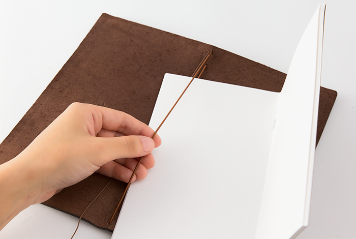 Traveler's Notebook Starter Kit (Regular Size) - Brown (13715006) — flat lay