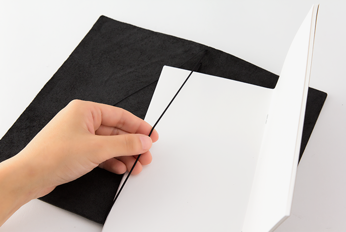 Traveler's Notebook Starter Kit (Regular Size) - Black (13714006) — flat lay