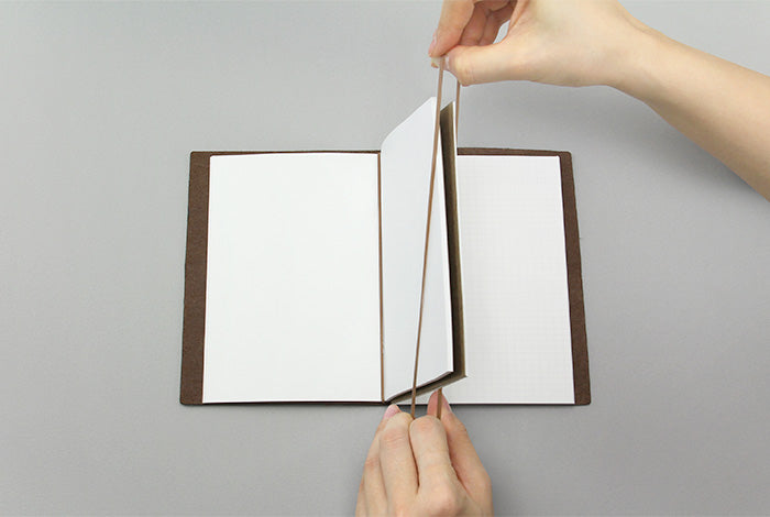 Traveler's Notebook Refill 021 (Regular Size) — Connecting Rubber Band — size reference